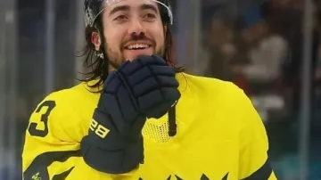 Mika Zibanejad Maillot jaune de hockey sur glace aux Jeux Olympiques d’hiver en FAUT LE VOIR : Mika Zibanejad réalise son premier triplé de chapeau classique d’hiver