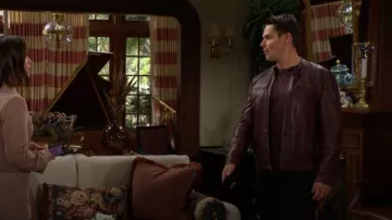 Veste moto en peau d’anguille de John Varvatos portée par Adam Newman (Mark Grossman) telle que vue dans The Young and the Restless le 17 février 2026