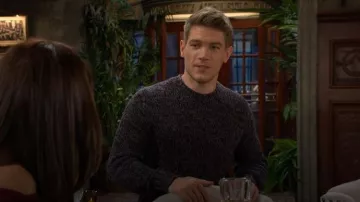 Vince Mega Marled Wool Blend Crewneck en combinaison côtière porté par Noah Newman (Lucas Adams) tel que vu dans The Young and the Restless le 17 février 2026