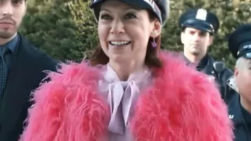 Veste en plumes roses Elsbeth S03 Carrie Preston portée par Elsbeth Tascioni (Carrie Preston) telle que vue dans Elsbeth