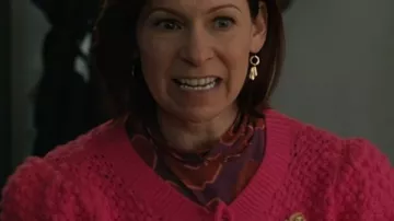 Elsbeth S03 Carrie Preston Cárdigan rosa de punto llevado por Elsbeth Tascioni (Carrie Preston) tal como se ve en Elsbeth