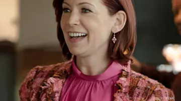 Elsbeth S03 Chaqueta de tweed rosa de cuadros de Carrie Preston llevada por Elsbeth Tascioni (Carrie Preston) vista en Elsbeth (T03)