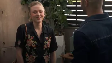 La camisa abotonada de la Gran Taberna que lleva Claire Grace (Hayley Erin) como se ve en Los jóvenes y los inquietos el 18 de febrero de 2026