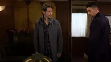 Chaqueta Calvin Klein Walker Abrigo Collar desmontable de piel sintética llevada por Daniel Romalotti (Michael Graziadei) como se ve en El joven y los inquietos el 19 de febrero de 2026