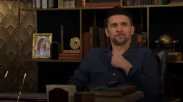 Camisa de cuello de campo de rayon Todd Snyder llevada por Cane Ashby (Billy Flynn) como se ve en The Young and the Restless el 19 de febrero de 2026