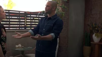 Camisa Krost Indigo Denim Rivet usada por Holden Novak (Nathan Owens) como se ve en The Young and the Restless el 19 de febrero de 2026