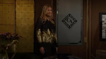 Vestido abrigo Jacquard de manga larga de Donna Karan que lleva Phyllis Summers (Michelle Stafford) como se ve en The Young and the Restless el 19 de febrero de 2026