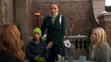 Karl Lagerfeld Paris Twill Classic Maxi Peacoat en verde oscuro llevado por Abby Newman (Melissa Ordway) tal como se ve en The Young and the Restless el 20 de febrero de 2026