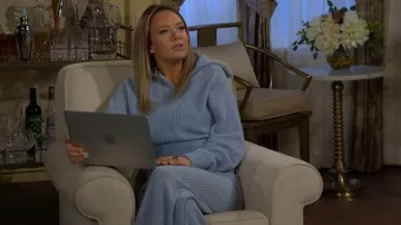 Pantalones gofres de peluche de Cachemir Alo en Celestial Blue Heather usados por Abby Newman (Melissa Ordway), como se ve en The Young and the Restless el 20 de febrero de 2026