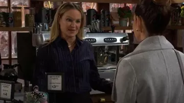 Camisa Hobbs Hadley que lleva Sharon Newman (Sharon Case) vista en The Young and the Restless el 27 de febrero de 2026