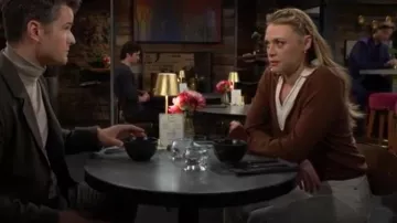 Jersey Reiss Nina en marfil chocolate llevado por Claire Grace (Hayley Erin) como se ve en The Young and the Restless el 2 de marzo de 2026