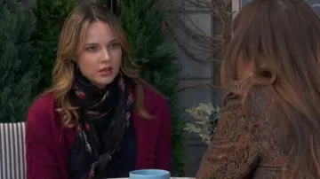 Discreto cardigan de cuero Long Rodeo que lleva Tessa Porter (Cait Fairbanks) como se ve en The Young and the Restless el 2 de marzo de 2026