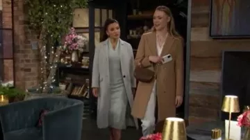 Abrigo Reiss Harlow llevado por Claire Grace (Hayley Erin) como se ve en The Young and the Restless el 3 de marzo de 2026