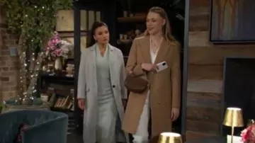 Bolso Melie Bianco Jennie en color chocolate llevado por Claire Grace (Hayley Erin) como se ve en The Young and the Restless el 3 de marzo de 2026