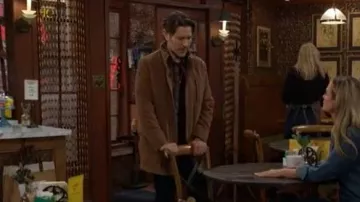 Cole Haan Wool Plush Car Coat en camello llevado por Daniel Romalotti (Michael Graziadei) visto en The Young and the Restless el 3 de marzo de 2026