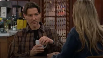Camiseta AG Mason en amarillo multi usada por Daniel Romalotti (Michael Graziadei) como se ve en The Young and the Restless el 3 de marzo de 2026