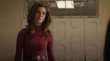 Asos Design Mini robe à ourlet asymétrique côtelé en couleur vin, portée par Kris (Meredith MacNeill) telle que vue dans Small Achievable Goals (S02E06)