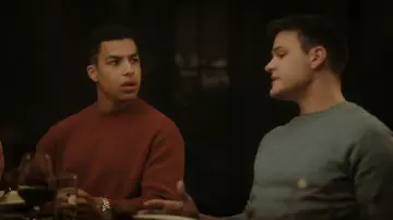 Pull rouge Derano à col moindre Boss Men, porté par Dc. Jonah Silver (Marcus Scribner) vu dans Boston Blue (S01E08)