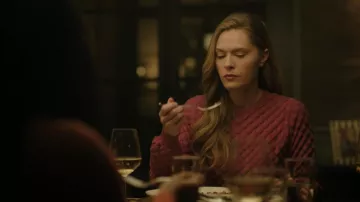 Pulle Contemporaine Mermaid Scale Knit porté par la surintendante Sarah Silver (Maggie Lawson) tel qu’on le voit en Boston Blue (S01E09)