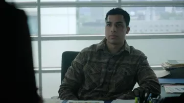 Deus Ex Machina Kalyn Check-shirt porté par Évidemment. Jonah Silver (Marcus Scribner) vu dans Boston Blue (S01E10)