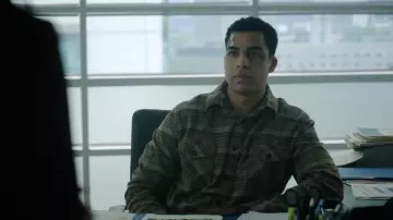 Deus Ex Machina Kalyn Check-shirt porté par Évidemment. Jonah Silver (Marcus Scribner) vu dans Boston Blue (S01E10)