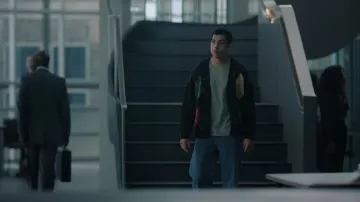 J’ai trouvé un pull Argyle Cardigan oversize porté par Évidemment. Jonah Silver (Marcus Scribner) vu dans Boston Blue (S01E10)