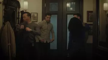 Chemise à carreaux en coton Vince Great Falls portée par Évidemment. Jonah Silver (Marcus Scribner) vu dans Boston Blue (S01E10)