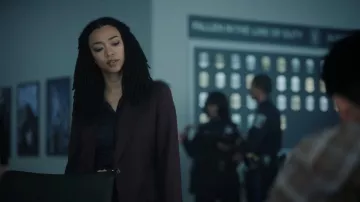 Reiss Petite Petite Tape Suit Single Shoulder Blazer llevado por la detective Lena Silver (Sonequa Martin-Green) tal como se ve en Boston Blue (S01E10)