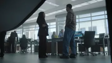 Pantalones Reiss Gabi usados por la detective Lena Silver (Sonequa Martin-Green) tal como se ve en Boston Blue (S01E10)