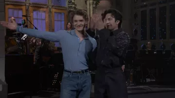 Camisa polo de lana de cachemir y seda de Saint Laurent usada por Connor Storrie vista en Saturday Night Live (S51E13)