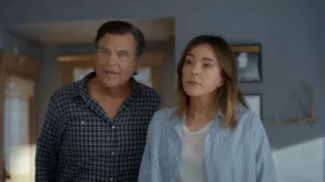 Pendientes largos de Jennifer Meyer con barra de diamantes que lleva Liz (Christa Miller) tal como se ve en Shrinking (S03E06)