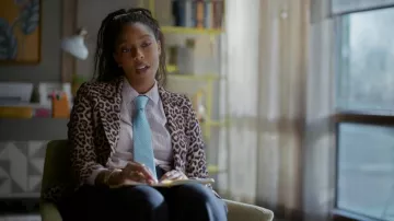 Alice + Olivia Macey Americana Leopard ajustada usada por Gaby (Jessica Williams) como se ve en Shrinking (S03E06)
