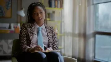 Alice + Olivia Macey Veston ajusté Leopard porté par Gaby (Jessica Williams) tel que vu dans Shrinking (S03E06)