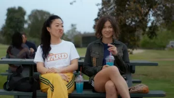 Bolso Coach Hampton Hobo Tan/Beige/Marrón que lleva Alice (Lukita Maxwell) como se ve en Shrinking (S03E06)