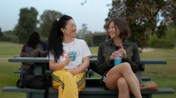 Bolso Baggu Medium Nylon Crescent que lleva Maya (Sherry Cola) como se ve en Shrinking (S03E06)