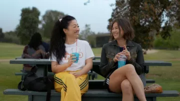 Pantalones deportivos Adidas Originals Firebird para mujer usados por Maya (Sherry Cola) tal y como se ve en Shrinking (S03E06)