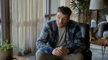 Cárdigan floral azul de mohair de Todd Snyder usado por Brian (Michael Urie) tal como se ve en Shrinking (S03E06)