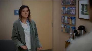 Collier de Jennifer Meyer LA porté par Liz (Christa Miller) tel que vu dans Shrinking (S03E06)