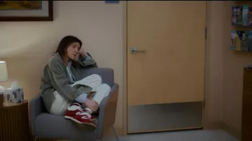 Tretorn Rawlins Retro Sneaker portée par Liz (Christa Miller) telle que vue dans Shrinking (S03E06)