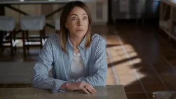 Bague Jennifer Meyer Bar portée par Liz (Christa Miller) telle que vue dans Shrinking (S03E06)