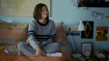 Frankies Bikinis Kip Pull à col rond oversize porté par Alice (Lukita Maxwell) tel que vu dans Shrinking (S03E06)