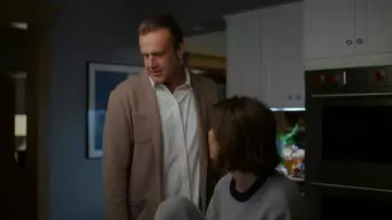 Blazer en tricot Faherty Inlet porté par Jimmy (Jason Segel) comme on le voit dans Shrinking (S03E06)