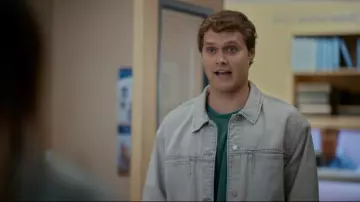 Veste en jean UltraSoft UltraSoft Boxy Icon portée par Matthew (Markus Silbiger) telle que vue dans Shrinking (S03E06)