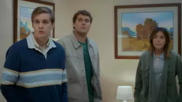 Polo de rugby Abercrombie porté par Connor (Gavin Lewis) tel que vu dans Shrinking (S03E06)