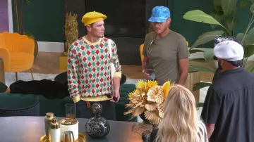 Pull à col rond argyle jaune Prada porté par Tom Sandoval tel que vu dans House of Villains (S03E03)