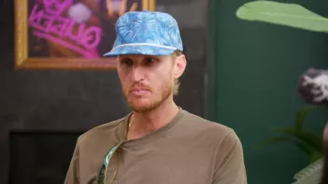 Kati Sportcap Impérial bleu chapeau hawaïen. porté par Tyson Apostol tel qu’on le voit dans House of Villains (S03E03)