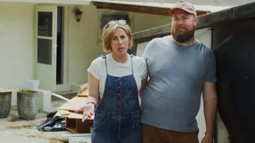 Salopettes en denim Anthropologie Pilcro Painters portées par Erin Napier telles que vues dans Home Town (S10E08)