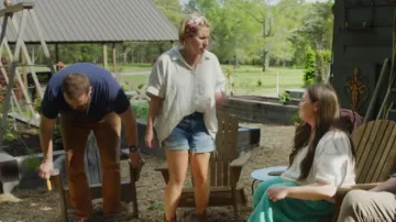 Short en jean Gap 5" porté par Erin Napier tel que vu dans Home Town (S10E08)