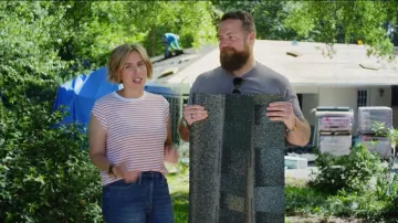 Old Navy EveryWear Side Tie Top worn by Erin Napier as seen in Home Town (S10E08)