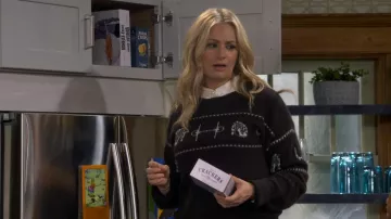 Pull cheval Aqua Cashmere 100 % Cashmere porté par Gemma Johnson (Beth Behrs) tel que vu dans The Neighborhood (S08E10)